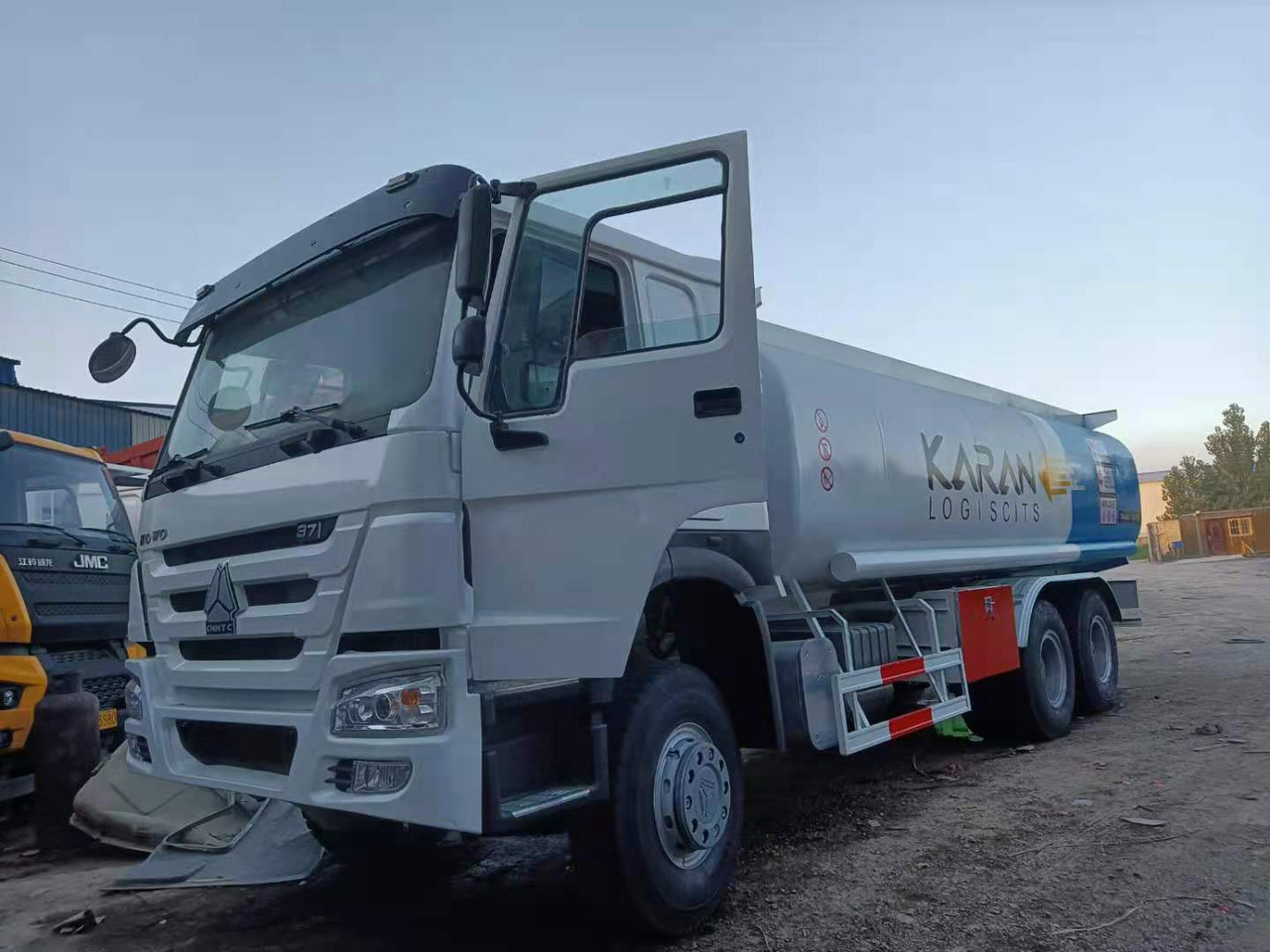 SINOTRUK howo371 - Tank truck: picture 1 SINOTRUK howo371 - Tank truck: picture 1