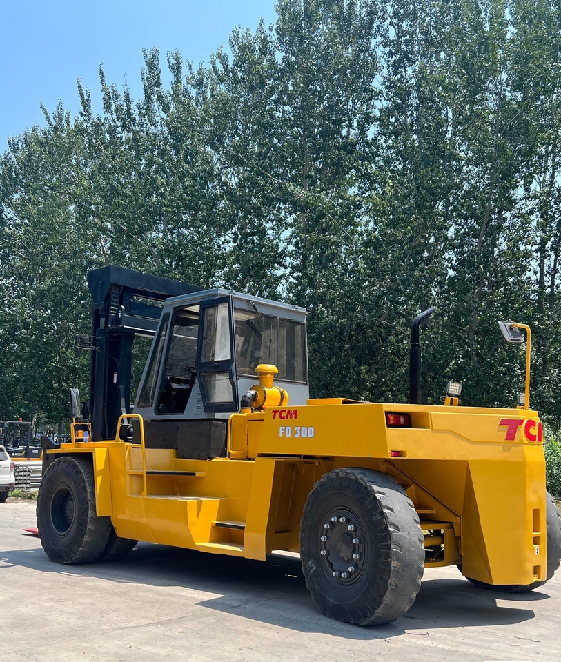 TCM FD300 - Diesel forklift: picture 2 TCM FD300 - Diesel forklift: picture 2