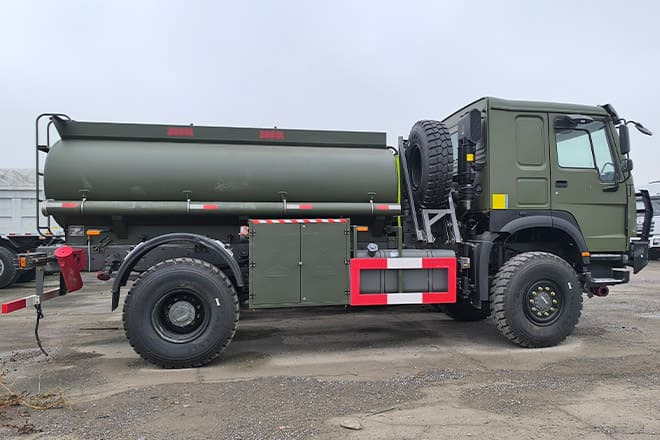 SINOTRUK Howo 4X2 Small Fuel Tanker Truck for Sale in Zambia - Tank truck: picture 2 SINOTRUK Howo 4X2 Small Fuel Tanker Truck for Sale in Zambia - Tank truck: picture 2