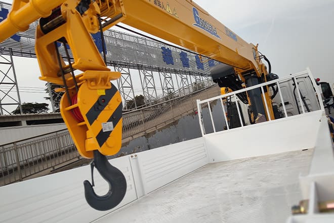 XCMG Truck Mounted Crane for Sale in Algeria - Crane truck: picture 4 XCMG Truck Mounted Crane for Sale in Algeria - Crane truck: picture 4
