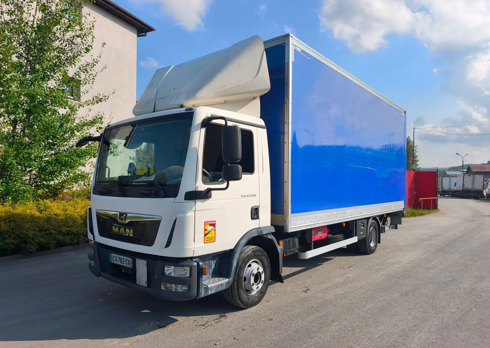 MAN TGL 12.250 kontener 6,2 , winda - Box truck: picture 1 MAN TGL 12.250 kontener 6,2 , winda - Box truck: picture 1