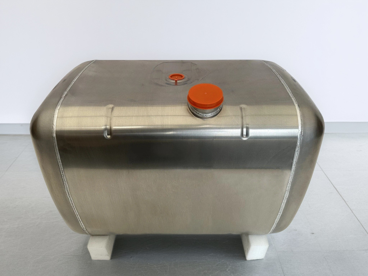 MERCEDES-BENZ - Fuel tank: picture 1 MERCEDES-BENZ - Fuel tank: picture 1