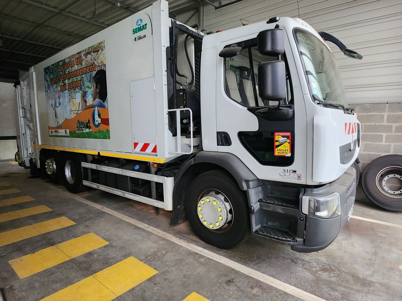 BOM de marque Renault 310 DXI - benne SEMAT bi compartiment - boite de vitesse récente de 5000 km - 2 pneus neufs - dernier passage aux mines en septembre 2023 - arrêt de circulation octobre 2023 - ba - Other machinery: picture 4 BOM de marque Renault 310 DXI - benne SEMAT bi compartiment - boite de vitesse récente de 5000 km - 2 pneus neufs - dernier passage aux mines en septembre 2023 - arrêt de circulation octobre 2023 - ba - Other machinery: picture 4