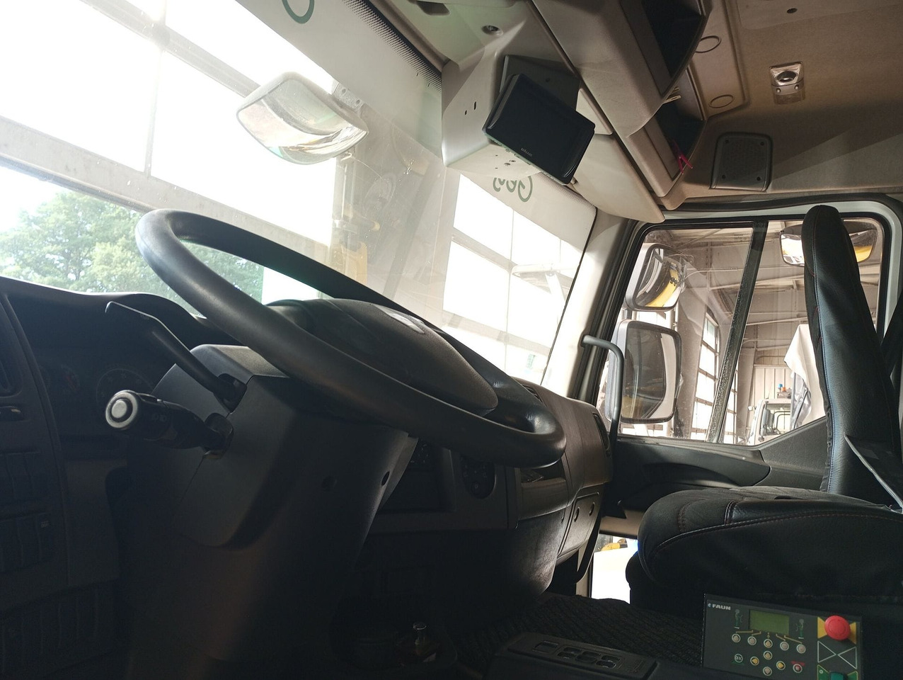 BOM de marque Renault 320 DXI- Benne FAUN Turbo changée en août 2023 - fuite hydraulique avant passage aux mines - arrêt de circulation octobre 2023 - batterie HS - état correct - factures disponibles - Other machinery: picture 4 BOM de marque Renault 320 DXI- Benne FAUN Turbo changée en août 2023 - fuite hydraulique avant passage aux mines - arrêt de circulation octobre 2023 - batterie HS - état correct - factures disponibles - Other machinery: picture 4