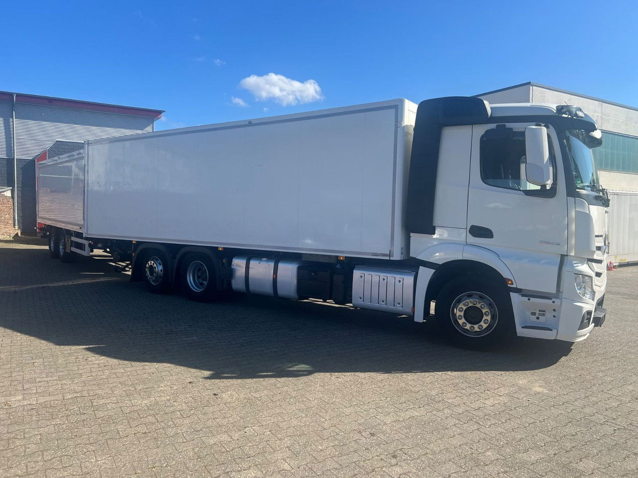 Mercedes-Benz Actros 2543 LBW Voll-Luft-Gefed-Lang Kof - Box truck: picture 4 Mercedes-Benz Actros 2543 LBW Voll-Luft-Gefed-Lang Kof - Box truck: picture 4