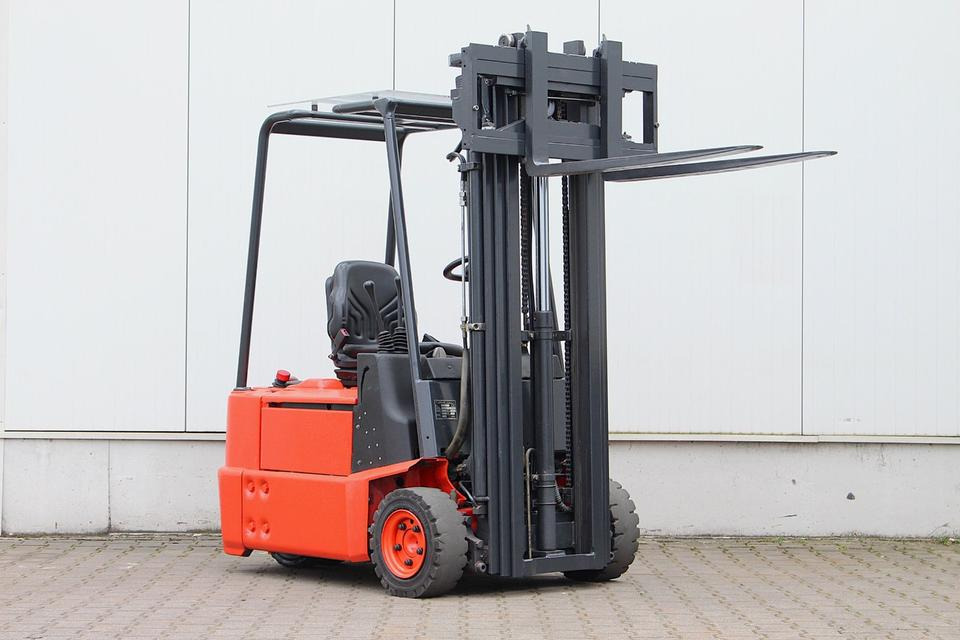 LINDE E15Z-02 Triplex 4,7m - Electric forklift: picture 4 LINDE E15Z-02 Triplex 4,7m - Electric forklift: picture 4