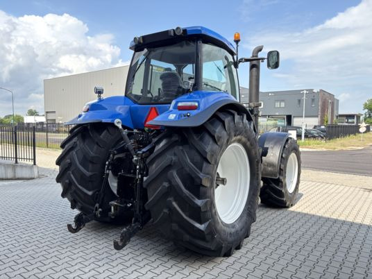 New Holland T8050 - Farm tractor: picture 3 New Holland T8050 - Farm tractor: picture 3