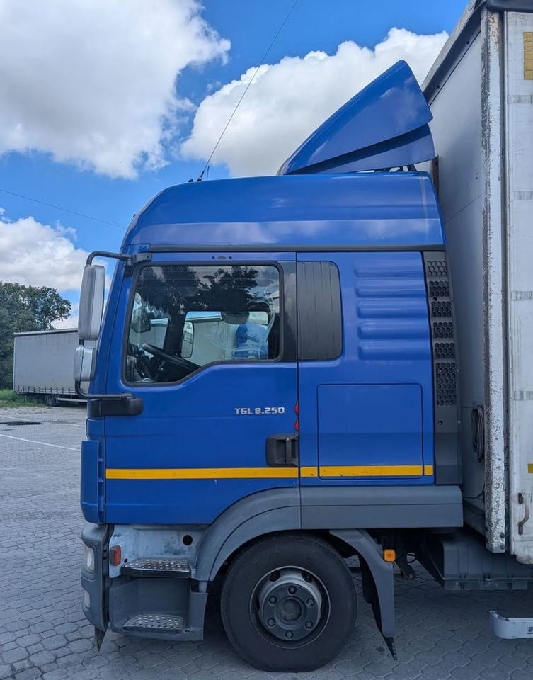 MAN TGL 8.250 - Curtainsider truck: picture 2 MAN TGL 8.250 - Curtainsider truck: picture 2