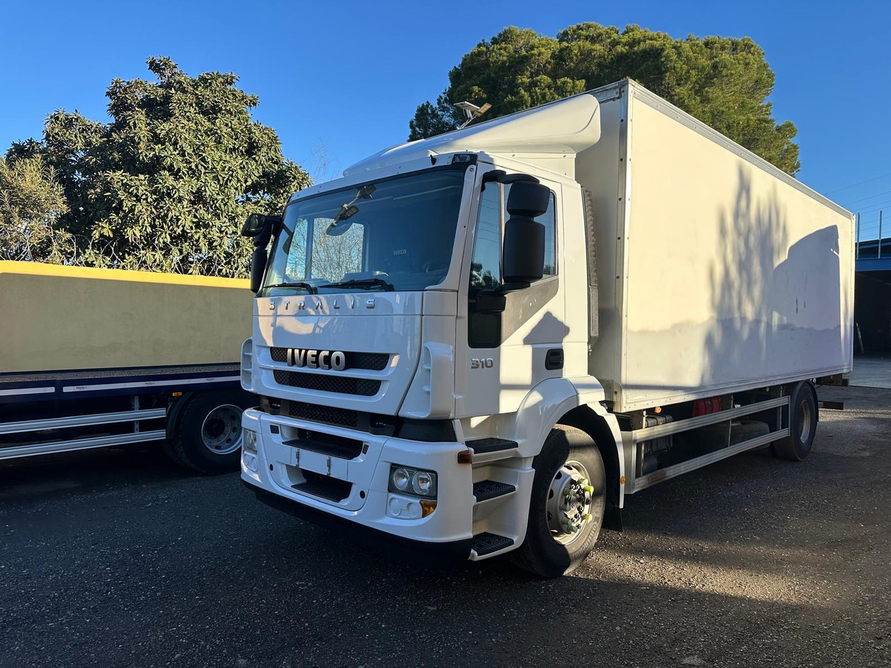 Iveco stralis 310 - Box truck: picture 2 Iveco stralis 310 - Box truck: picture 2