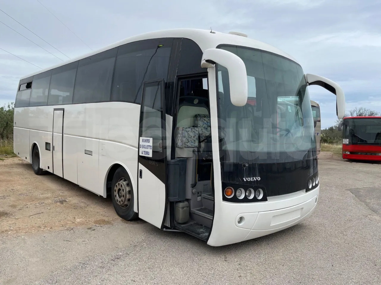 Volvo B12 - Coach: picture 1 Volvo B12 - Coach: picture 1