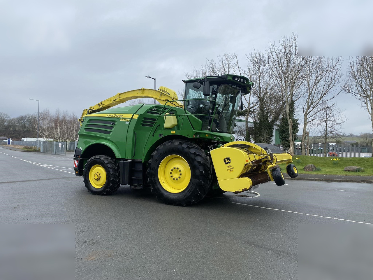 2020 JOHN DEERE 8600 - Forage harvester: picture 1 2020 JOHN DEERE 8600 - Forage harvester: picture 1
