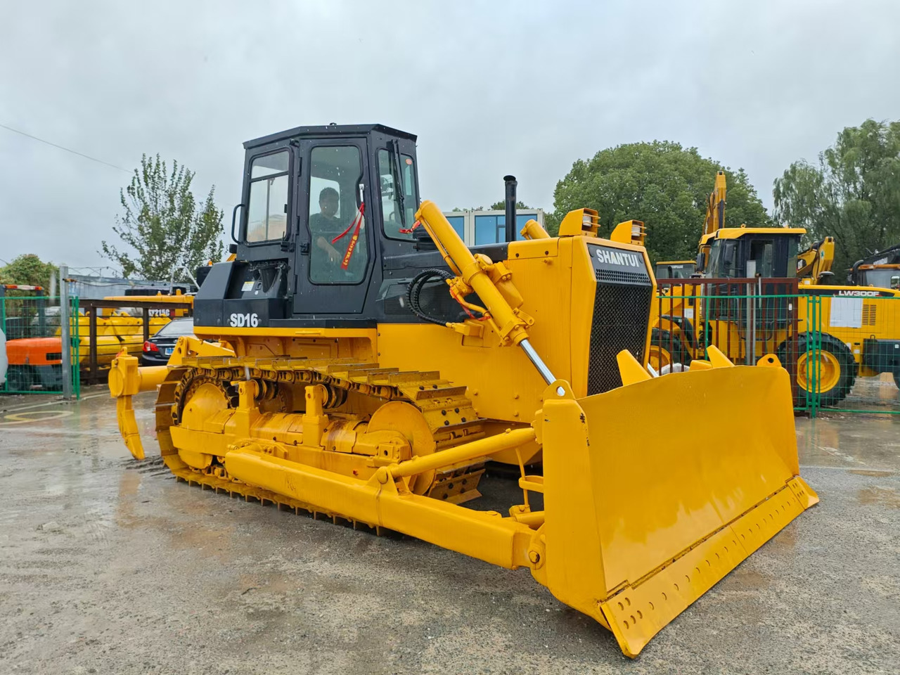 SHANTUI sd16 bullldozer made in china low price for sale - Bulldozer: picture 1 SHANTUI sd16 bullldozer made in china low price for sale - Bulldozer: picture 1