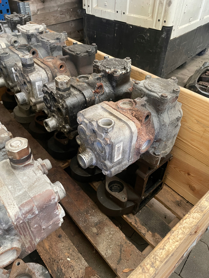 KOMPRESOR SPRĘŻARKA POWIETRZA MAN TGX TGS EURO 6 51540007146 - Air brake compressor for Truck: picture 2 KOMPRESOR SPRĘŻARKA POWIETRZA MAN TGX TGS EURO 6 51540007146 - Air brake compressor for Truck: picture 2