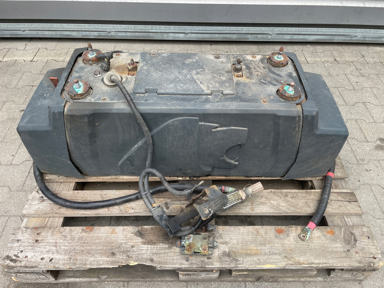 SKRZYNIA SKRZYNKA NA AKUMULATORY MAN TGX TGS 81418606147 - Battery for Truck: picture 1 SKRZYNIA SKRZYNKA NA AKUMULATORY MAN TGX TGS 81418606147 - Battery for Truck: picture 1