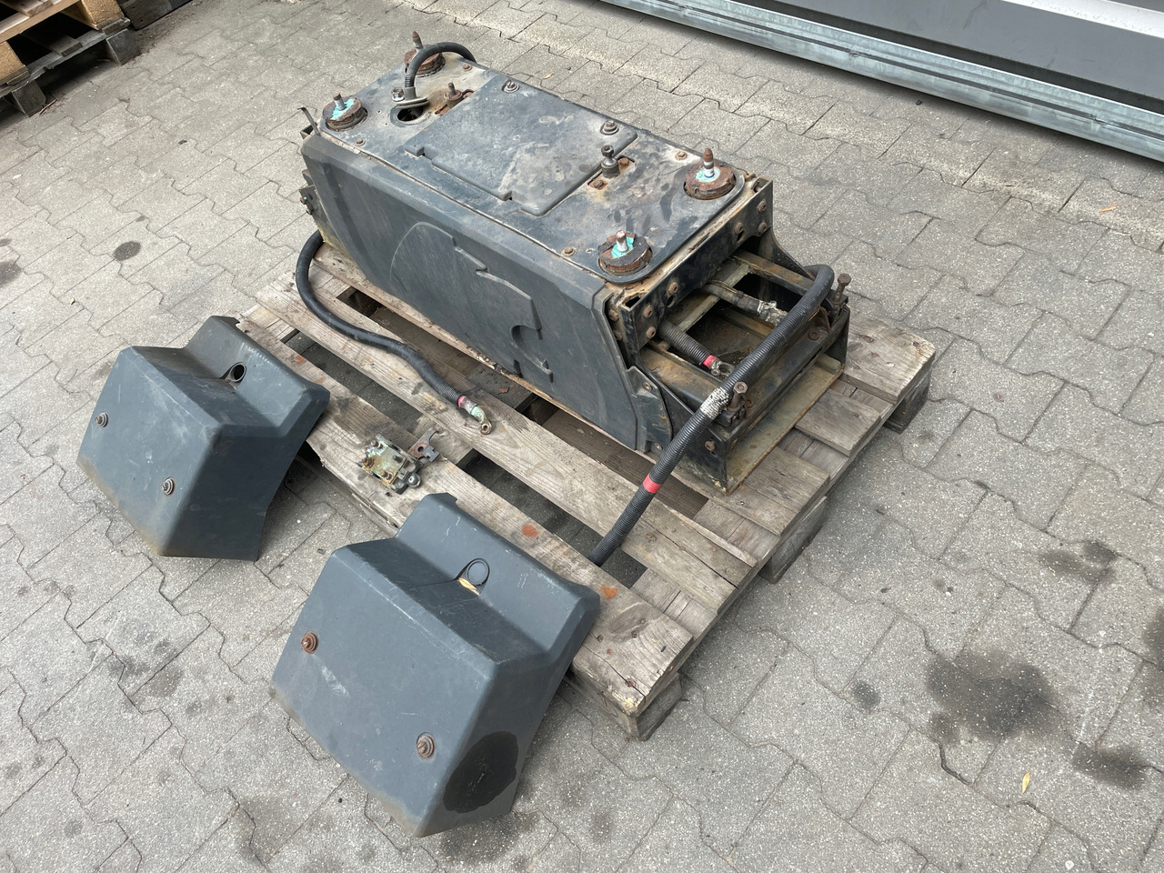 SKRZYNIA SKRZYNKA NA AKUMULATORY MAN TGX TGS 81418606147 - Battery for Truck: picture 5 SKRZYNIA SKRZYNKA NA AKUMULATORY MAN TGX TGS 81418606147 - Battery for Truck: picture 5