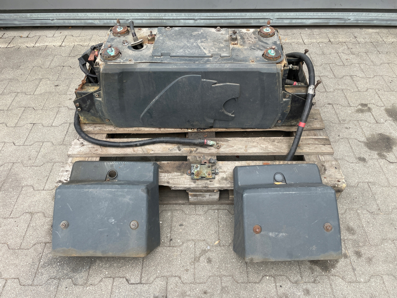 SKRZYNIA SKRZYNKA NA AKUMULATORY MAN TGX TGS 81418606147 - Battery for Truck: picture 2 SKRZYNIA SKRZYNKA NA AKUMULATORY MAN TGX TGS 81418606147 - Battery for Truck: picture 2