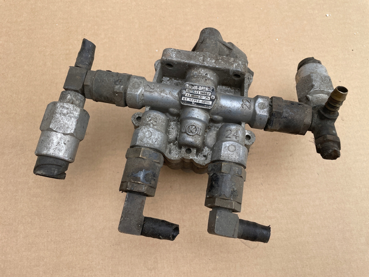 ZAWÓR CZTERODROŻNY MAN TGX TGS TGA 81521516096 - Brake valve for Truck: picture 2 ZAWÓR CZTERODROŻNY MAN TGX TGS TGA 81521516096 - Brake valve for Truck: picture 2