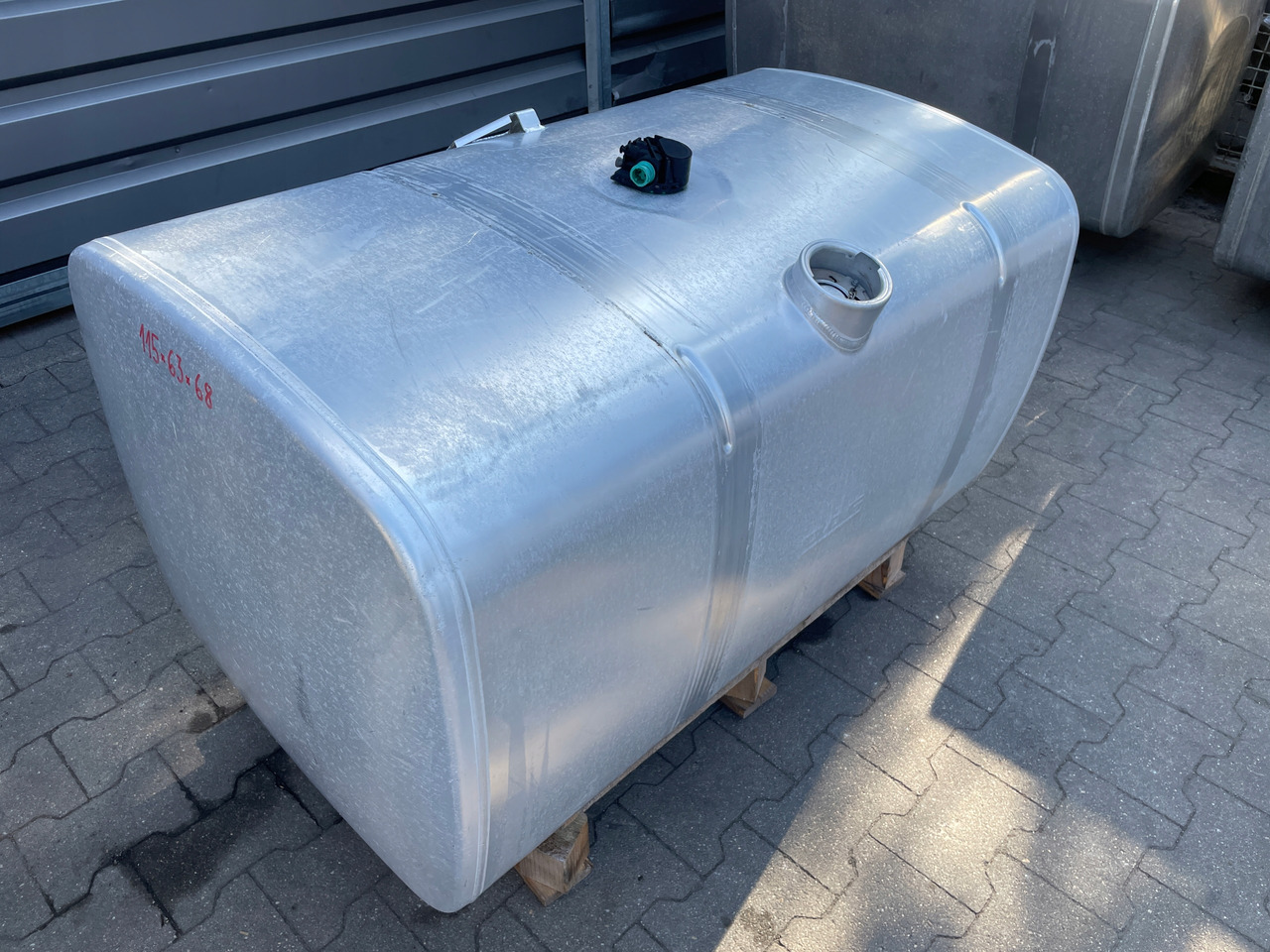 ZBIORNIK PALIWA 430L DAF XF 1949909 - Fuel tank for Truck: picture 2 ZBIORNIK PALIWA 430L DAF XF 1949909 - Fuel tank for Truck: picture 2