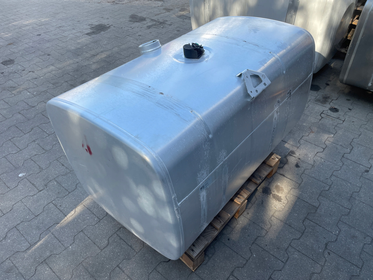 ZBIORNIK PALIWA 430L DAF XF 1949909 - Fuel tank for Truck: picture 5 ZBIORNIK PALIWA 430L DAF XF 1949909 - Fuel tank for Truck: picture 5