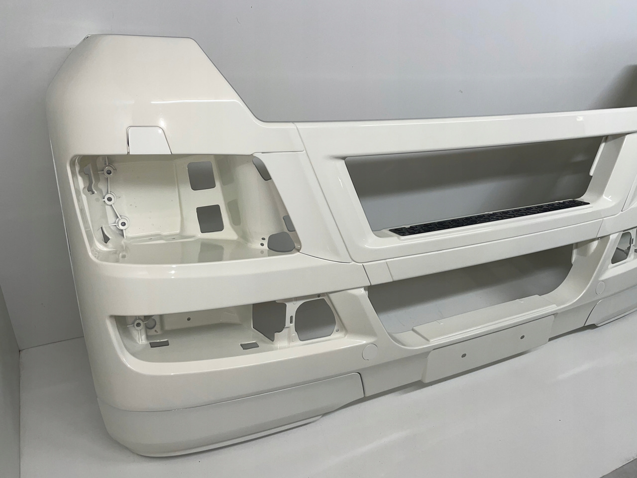 ZDERZAK MAN TGX RAL 9010 - Bumper for Truck: picture 3 ZDERZAK MAN TGX RAL 9010 - Bumper for Truck: picture 3