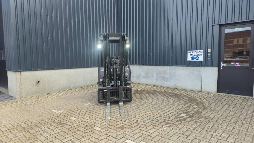 Royal E15 - Electric forklift: picture 4 Royal E15 - Electric forklift: picture 4