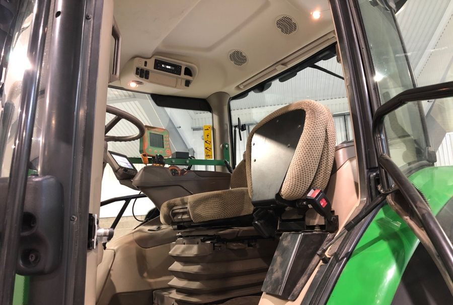 John Deere 6155R - Farm tractor: picture 3 John Deere 6155R - Farm tractor: picture 3