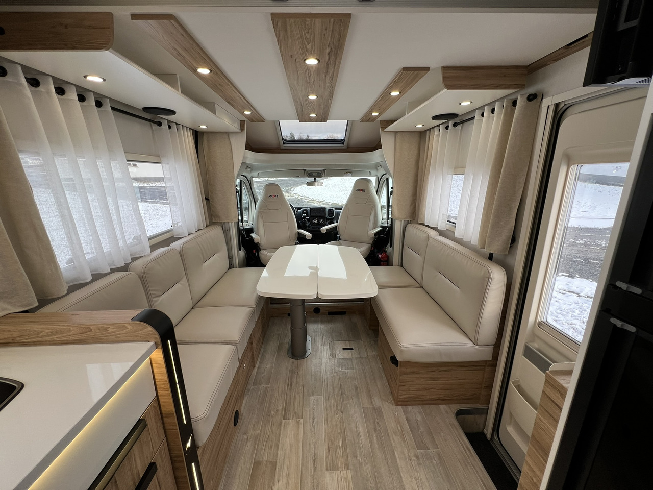 Pilote Pacific P696D Hubbett - Solar - Markise - Semi-integrated motorhome: picture 3 Pilote Pacific P696D Hubbett - Solar - Markise - Semi-integrated motorhome: picture 3