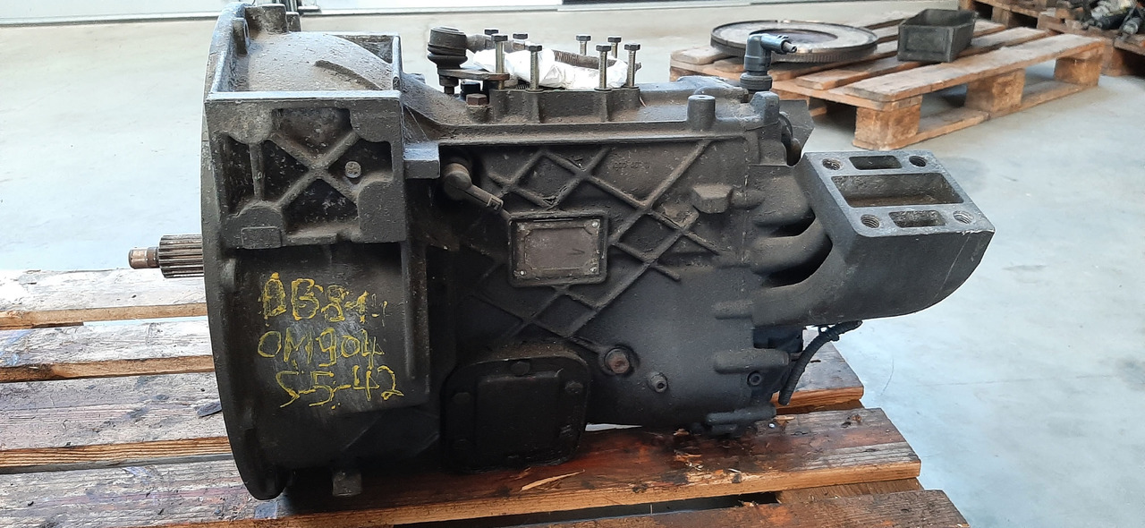 Gebrauchtes MB 814 Getriebe, Typ : OM 904 S 5 42 Artikel - Nr. : A 673 260 42 00 - Gearbox for Truck: picture 1 Gebrauchtes MB 814 Getriebe, Typ : OM 904 S 5 42 Artikel - Nr. : A 673 260 42 00 - Gearbox for Truck: picture 1
