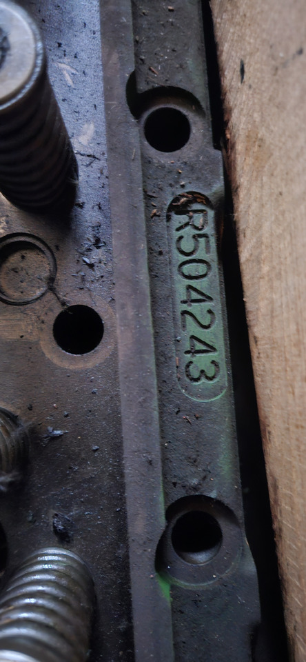 JOHN DEERE Cylinderhead R504243 - Cylinder head: picture 2 JOHN DEERE Cylinderhead R504243 - Cylinder head: picture 2