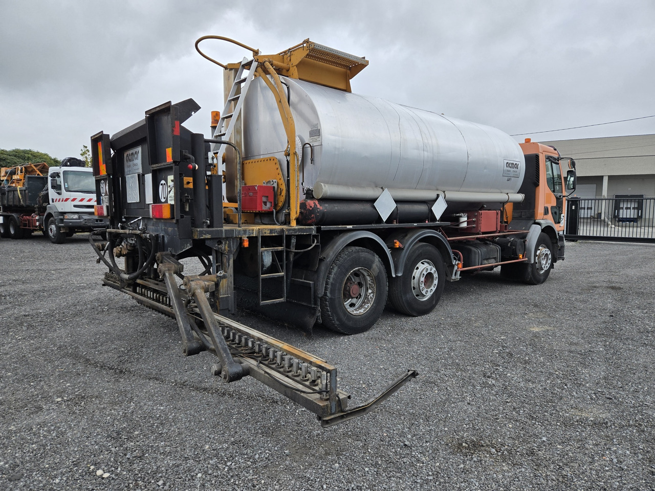 Renault Premium 300 - Asphalt distributor: picture 5 Renault Premium 300 - Asphalt distributor: picture 5