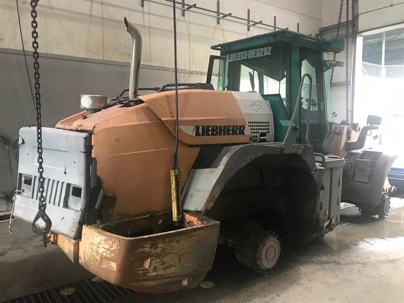 Liebherr L 544 (For parts) - Wheel loader: picture 1 Liebherr L 544 (For parts) - Wheel loader: picture 1