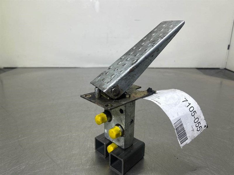 Terex TW150-Atlas 6049419/6047885-Gas pedal - Cab and interior for Construction machinery: picture 5 Terex TW150-Atlas 6049419/6047885-Gas pedal - Cab and interior for Construction machinery: picture 5