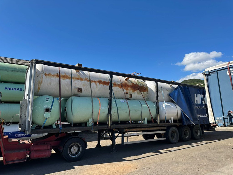 FULL TRAILER LOADED WITH LPG TANKS - Curtainsider semi-trailer: picture 2 FULL TRAILER LOADED WITH LPG TANKS - Curtainsider semi-trailer: picture 2