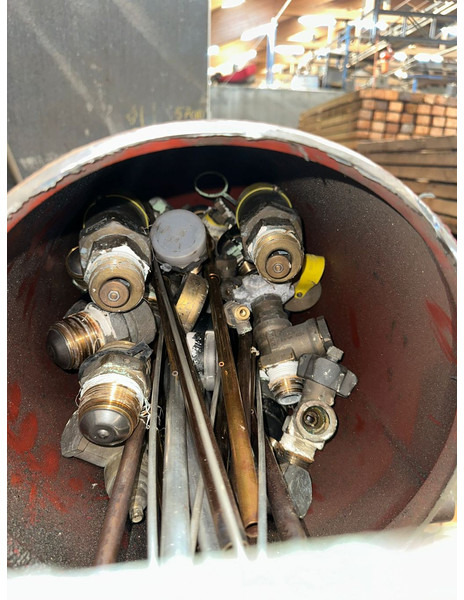 FULL TRAILER LOADED WITH LPG TANKS - Curtainsider semi-trailer: picture 3 FULL TRAILER LOADED WITH LPG TANKS - Curtainsider semi-trailer: picture 3