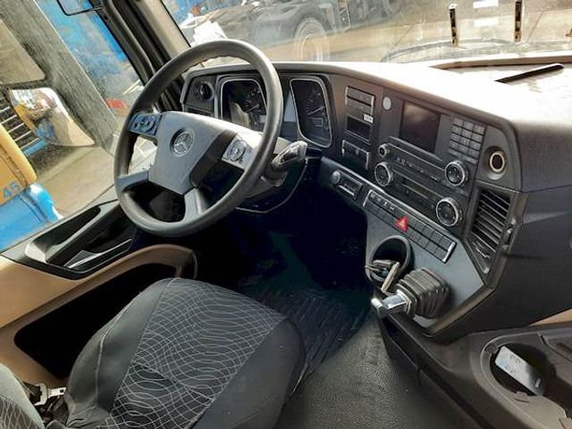 Container transporter/ Swap body truck Mercedes-Benz ACTROS 1842: picture 9