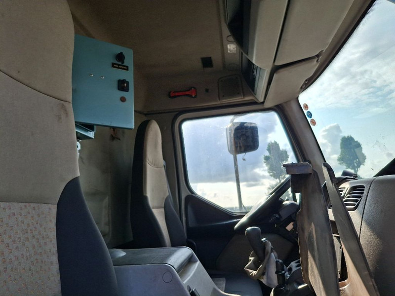 Tank truck Renault MIDLUM 280DXI: picture 15 Tank truck Renault MIDLUM 280DXI: picture 15