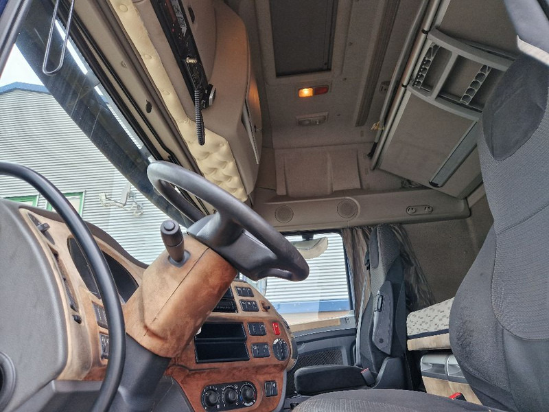 Interior photo 3: Tractor unit DAF XF 440 FT