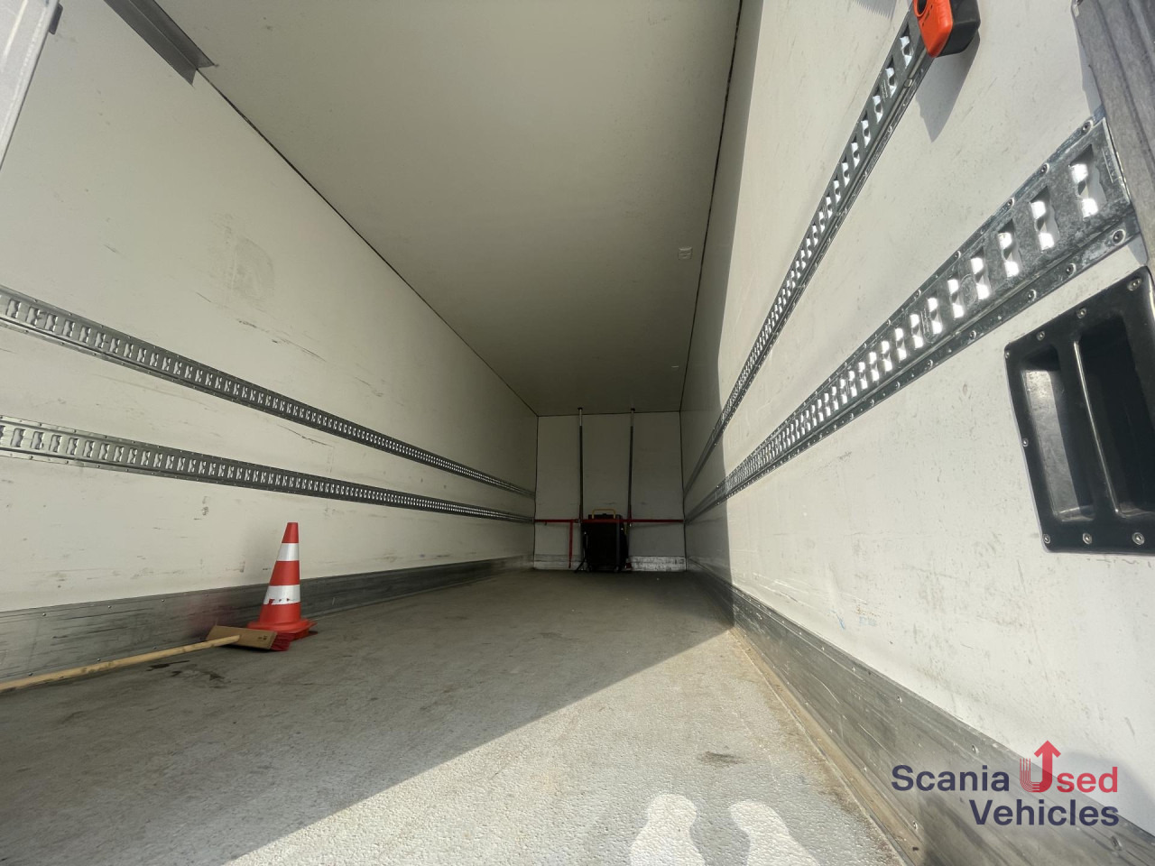 SCANIA P 230 B4x2NA ELECTRIC TAIL LIFT 2.5T 760X250X264CM - Box truck, Electric truck: picture 2 SCANIA P 230 B4x2NA ELECTRIC TAIL LIFT 2.5T 760X250X264CM - Box truck, Electric truck: picture 2