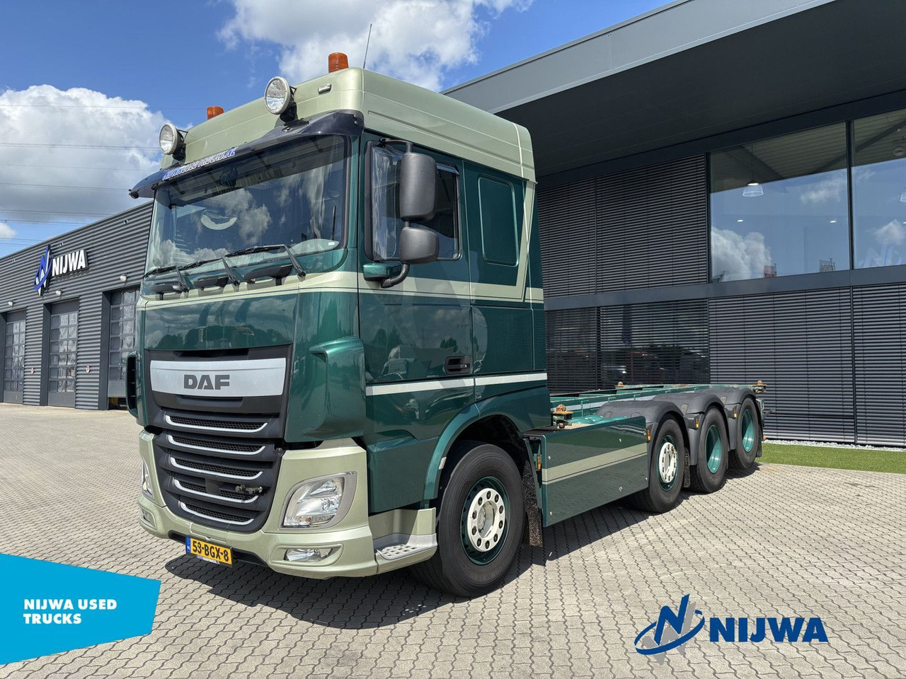 DAF XF 460 8x2 20ft container systeem - Hook lift truck: picture 1 DAF XF 460 8x2 20ft container systeem - Hook lift truck: picture 1