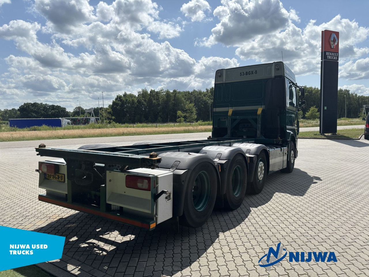 DAF XF 460 8x2 20ft container systeem - Hook lift truck: picture 3 DAF XF 460 8x2 20ft container systeem - Hook lift truck: picture 3