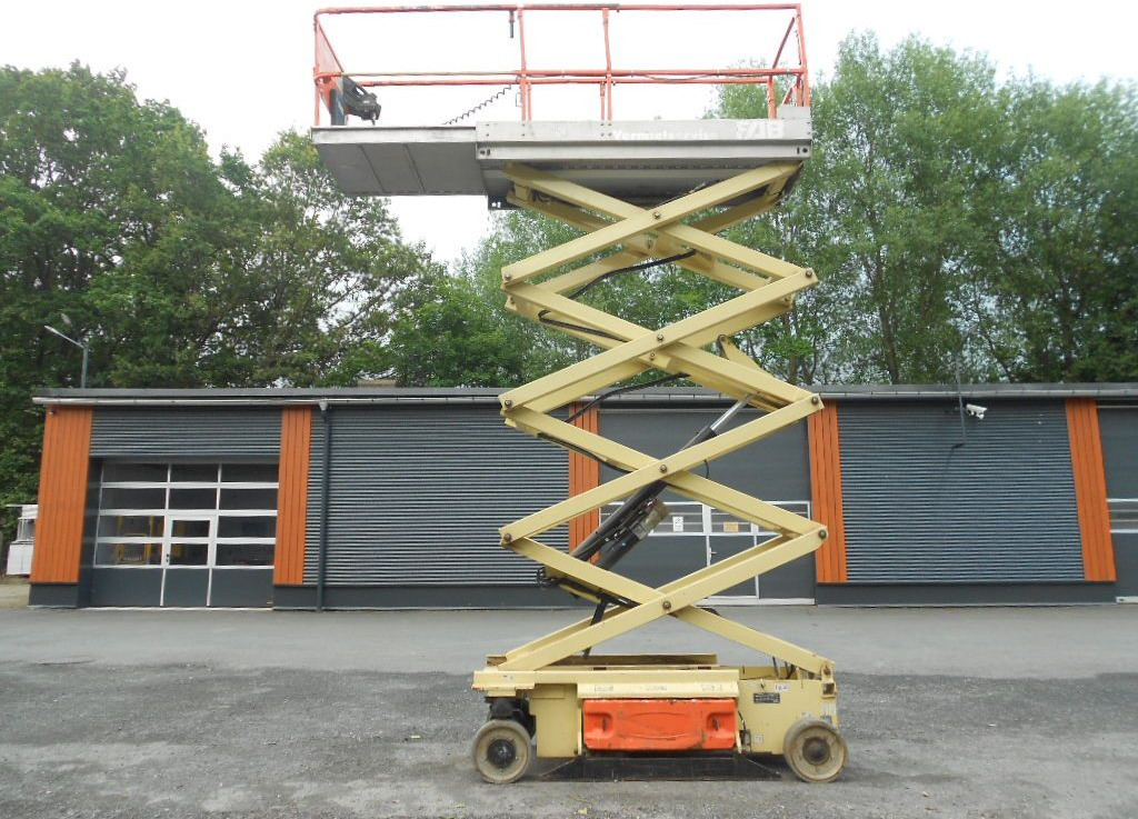 JLG JLG 3246, Scherenarbeitsbühne, 11,9 m - Scissor lift: picture 1 JLG JLG 3246, Scherenarbeitsbühne, 11,9 m - Scissor lift: picture 1