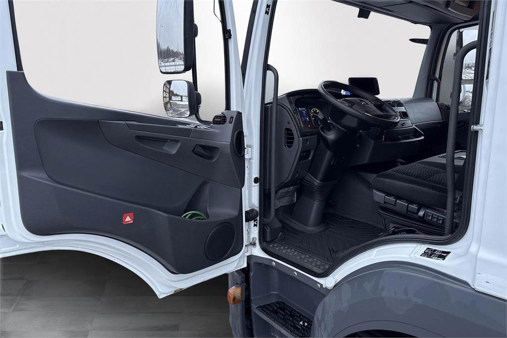 Interior photo 1: Box truck Mercedes-Benz 1224L KSA UMPIKORI + PL