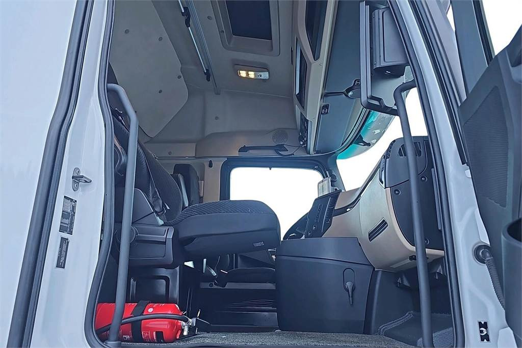 Isothermal truck Mercedes-Benz Actros L 3558: picture 15