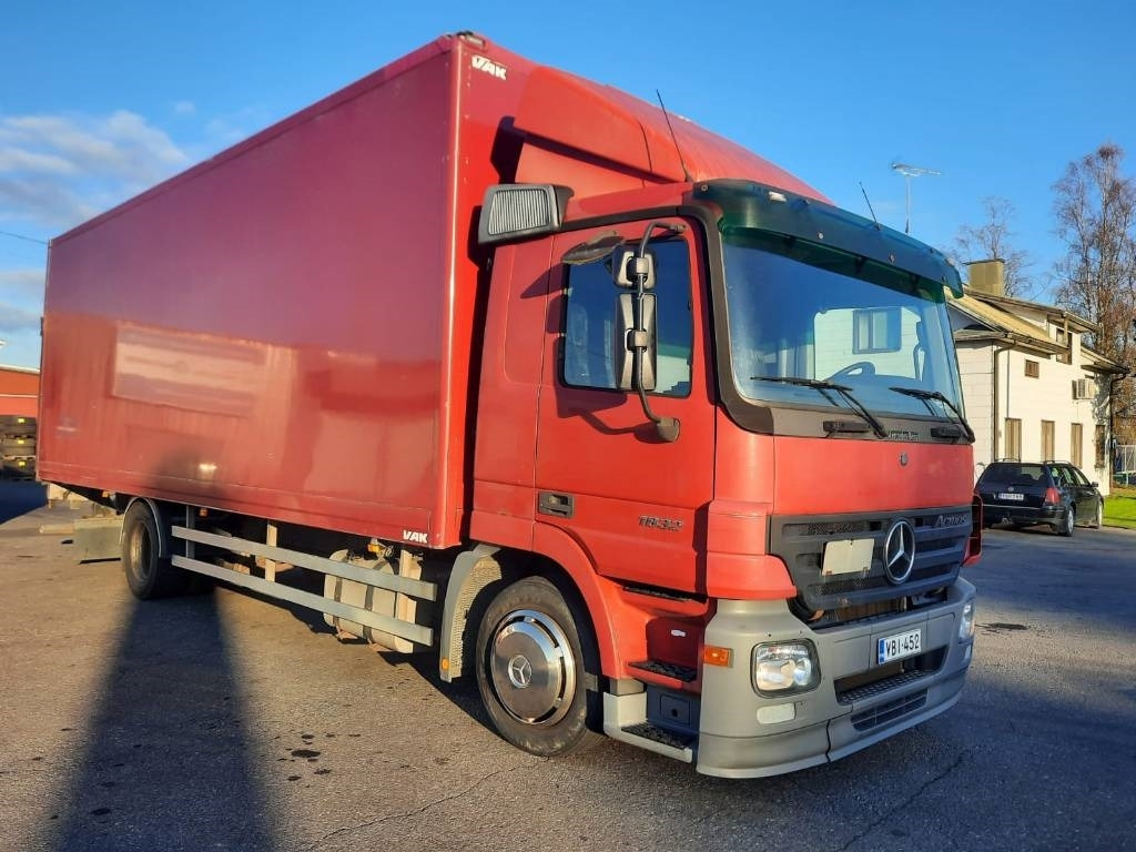 Mercedes-Benz Actros 1832 - Box truck: picture 2 Mercedes-Benz Actros 1832 - Box truck: picture 2