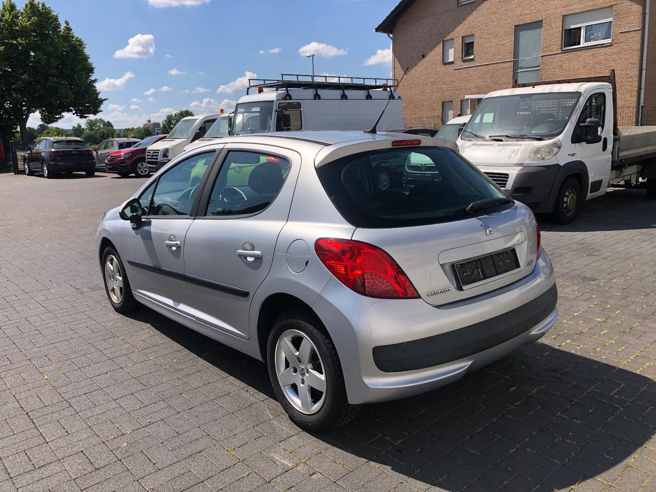 Peugeot 207 Urban Move 1.4i - Sedan: picture 4 Peugeot 207 Urban Move 1.4i - Sedan: picture 4