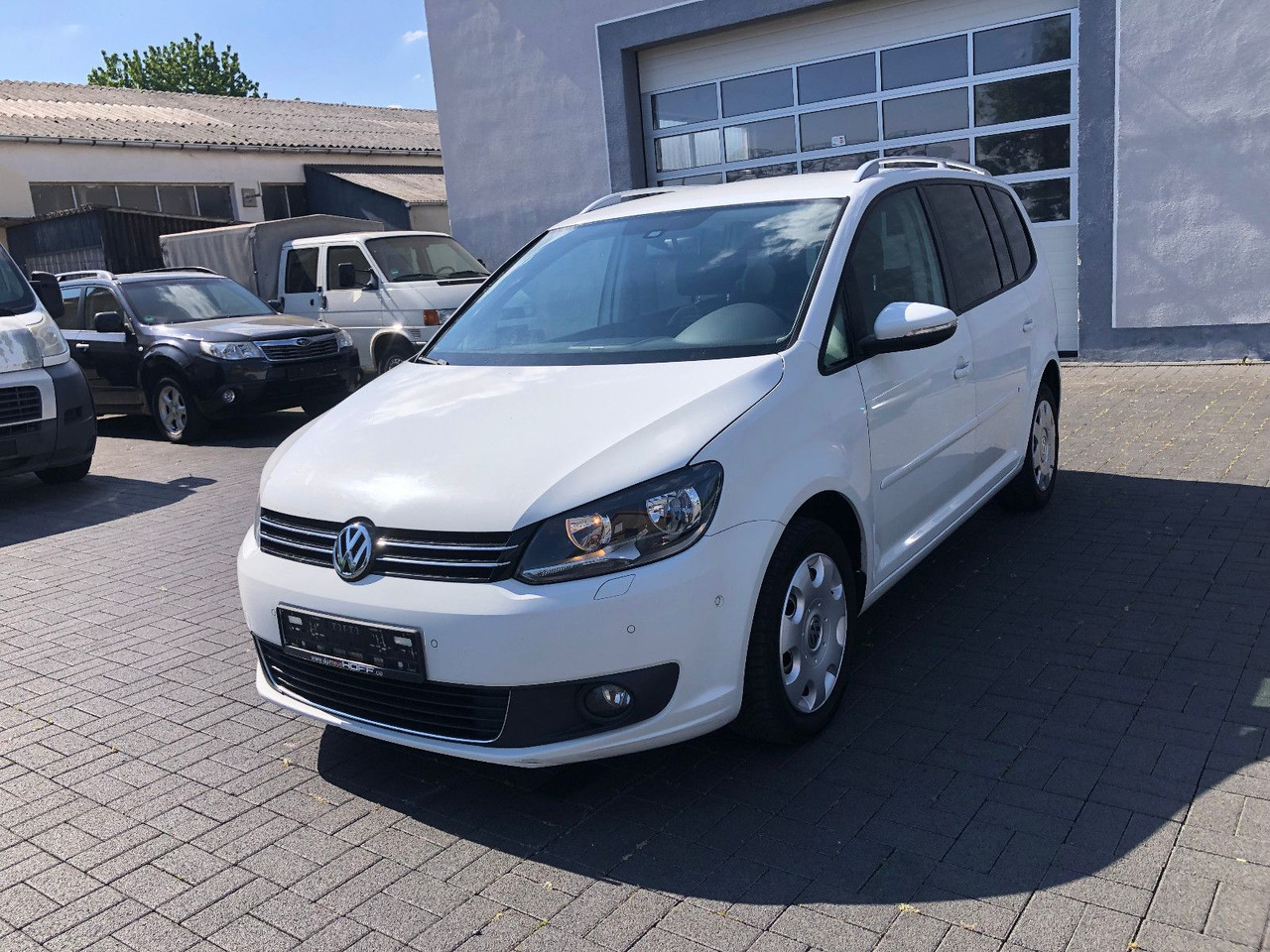 Volkswagen Touran 2.0 TDI Cup, 7-Sitzer - Passenger van: picture 1 Volkswagen Touran 2.0 TDI Cup, 7-Sitzer - Passenger van: picture 1