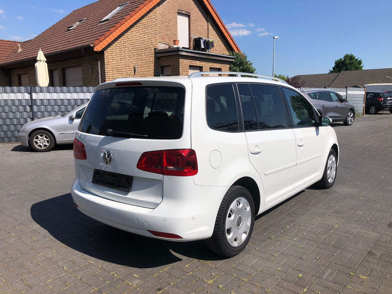 Volkswagen Touran 2.0 TDI Cup, 7-Sitzer - Passenger van: picture 2 Volkswagen Touran 2.0 TDI Cup, 7-Sitzer - Passenger van: picture 2