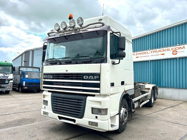 DAF 95.480 XF SPACECAB 6x2 WITH HOOK-ARM SYSTEM (EURO 3 / ZF16 MANUAL GEARBOX / ZF-INTARDER / STEEL-/AIR SUSPENSION / AIRCONDITIONIN - Hook lift truck: picture 1 DAF 95.480 XF SPACECAB 6x2 WITH HOOK-ARM SYSTEM (EURO 3 / ZF16 MANUAL GEARBOX / ZF-INTARDER / STEEL-/AIR SUSPENSION / AIRCONDITIONIN - Hook lift truck: picture 1