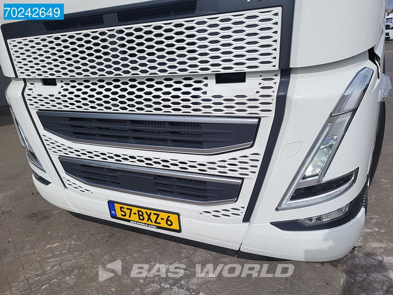 Interior photo 1: New Tractor unit Volvo FH 460 6X2 XL ACC VEB+ LED Liftachse Euro 6