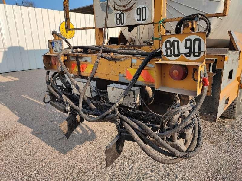 Asphalt distributor Renault G260: picture 23